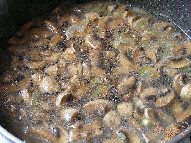 Фото приготовление рецепта: Кассероль с курицей, грибами и булгуром шаг №4