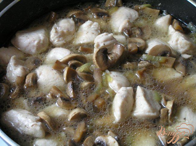 Фото приготовление рецепта: Кассероль с курицей, грибами и булгуром шаг №5