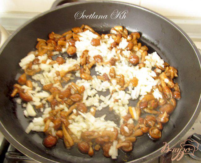 Фото приготовление рецепта: Суп с курицей и грибами шаг №5