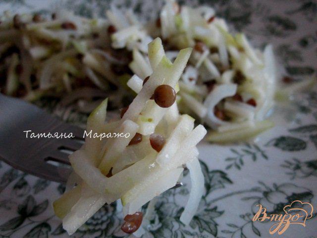 Фото приготовление рецепта: Салат из репчатого лука , яблока и чечевицы шаг №5
