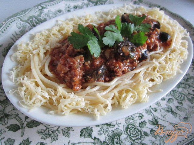 Фото приготовление рецепта: Спагетти с мясным фаршем и маслинами шаг №9