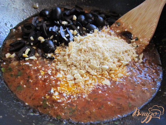 Фото приготовление рецепта: Спагетти с мясным фаршем и маслинами шаг №6