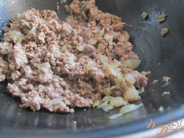 Фото приготовление рецепта: Спагетти с мясным фаршем и маслинами шаг №3