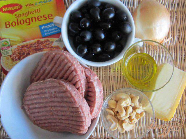 Фото приготовление рецепта: Спагетти с мясным фаршем и маслинами шаг №1