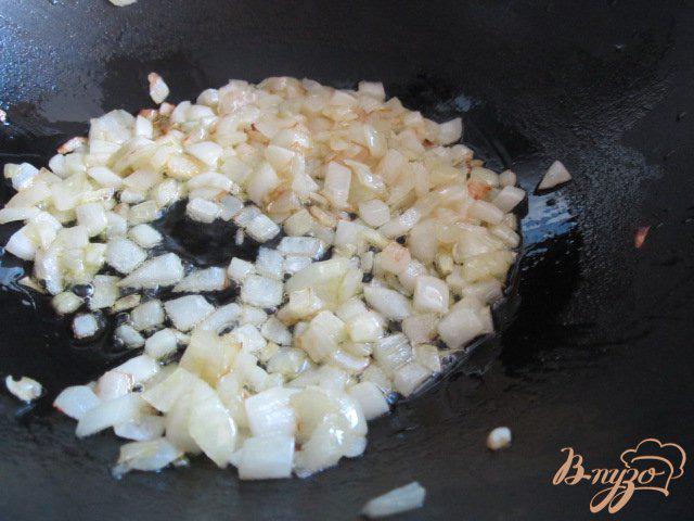 Фото приготовление рецепта: Спагетти с мясным фаршем и маслинами шаг №2