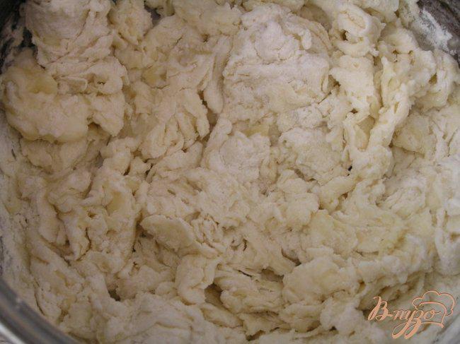 Фото приготовление рецепта: Чебуреки с картофелем и зеленью шаг №3