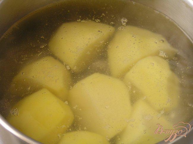 Фото приготовление рецепта: Чебуреки с картофелем и зеленью шаг №1
