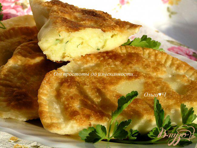 Фото приготовление рецепта: Чебуреки с картофелем и зеленью шаг №14