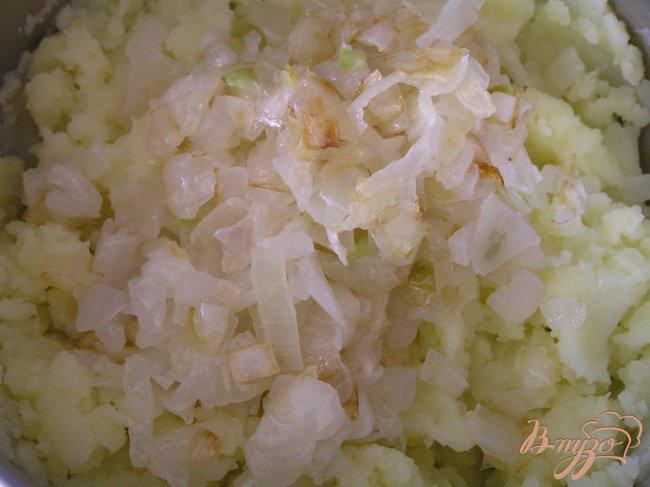 Фото приготовление рецепта: Чебуреки с картофелем и зеленью шаг №6