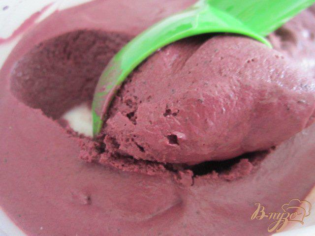 Фото приготовление рецепта: Черничное мороженое шаг №8