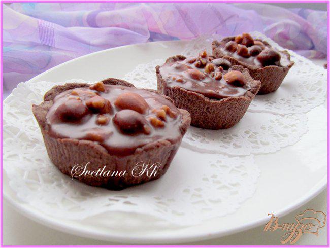 Фото приготовление рецепта: Тарталетки с шоколадно-ореховой карамелью и сливками шаг №9