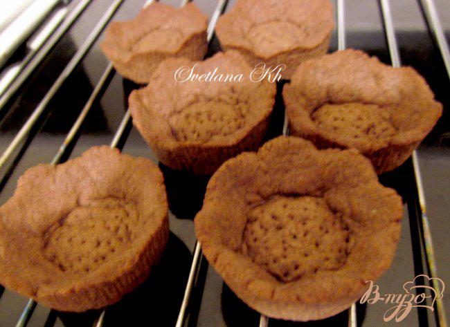 Фото приготовление рецепта: Тарталетки с шоколадно-ореховой карамелью и сливками шаг №8
