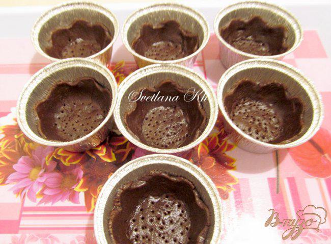 Фото приготовление рецепта: Тарталетки с шоколадно-ореховой карамелью и сливками шаг №7