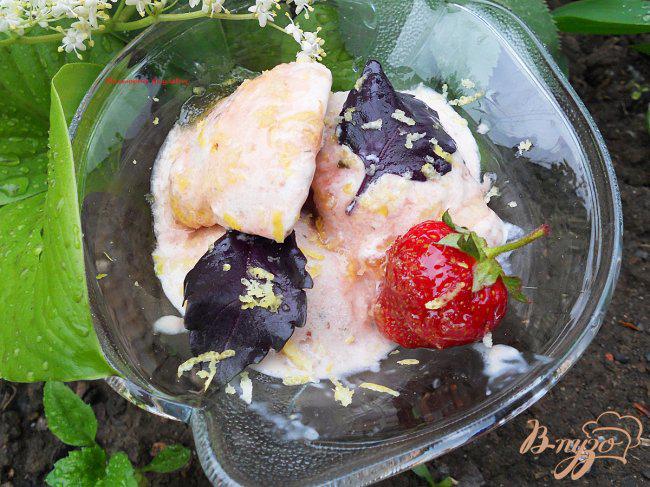 Фото приготовление рецепта: Мороженное с клубникой и базиликом шаг №6