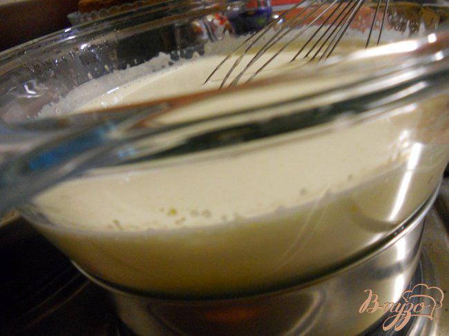 Фото приготовление рецепта: Мороженное с клубникой и базиликом шаг №2