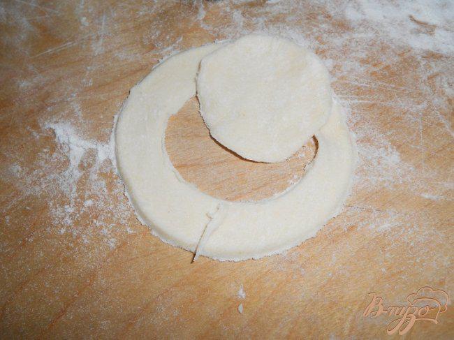 Фото приготовление рецепта: Слоенное пирожное с клубникой шаг №3
