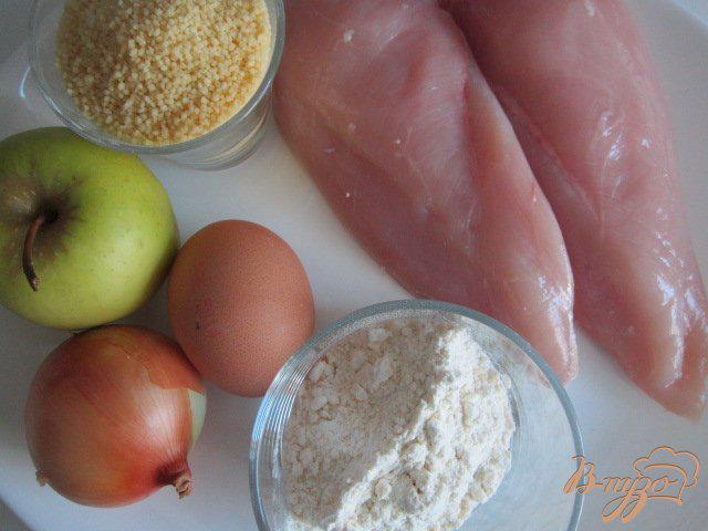 Фото приготовление рецепта: Куриные тефтельки с яблоком и крупой шаг №1