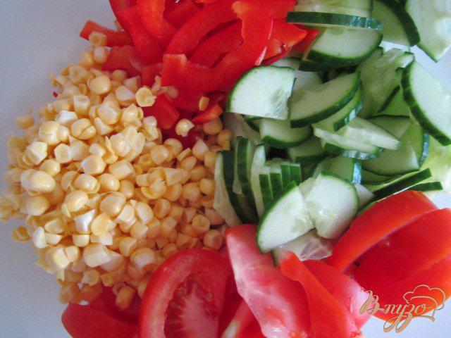 Фото приготовление рецепта: Овощной салат со свежей сладкой кукурузой шаг №5