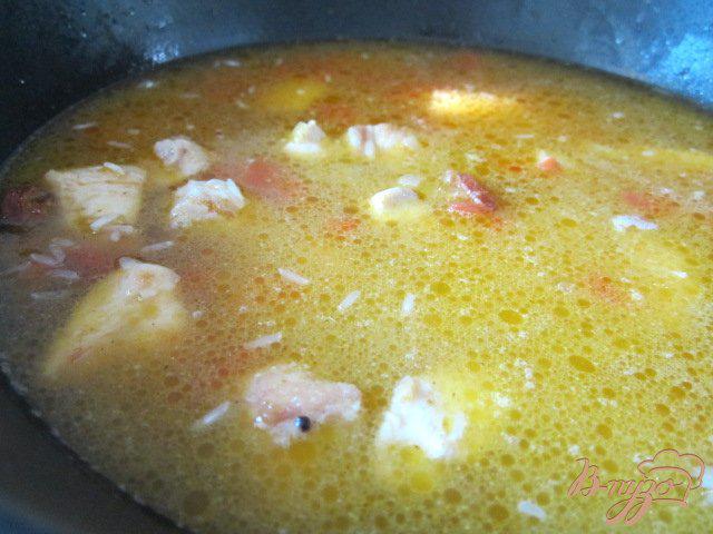 Фото приготовление рецепта: Рис с куриным мясом  и копчеными колбасками шаг №7