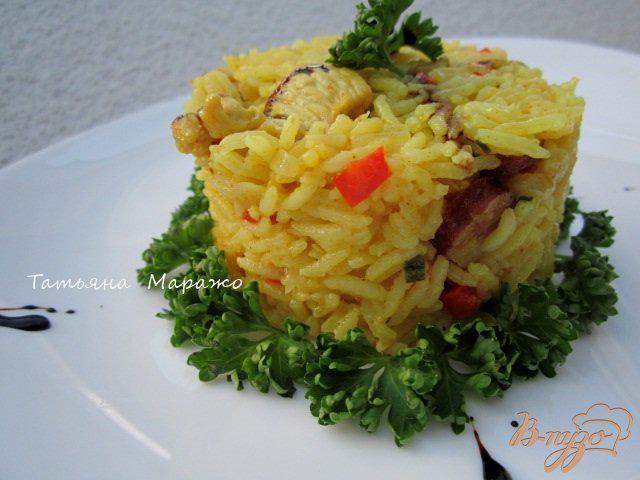 Фото приготовление рецепта: Рис с куриным мясом  и копчеными колбасками шаг №9