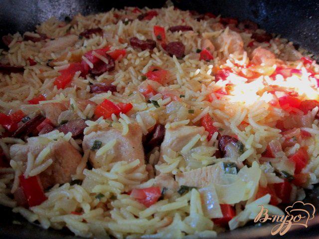 Фото приготовление рецепта: Рис с куриным мясом  и копчеными колбасками шаг №8
