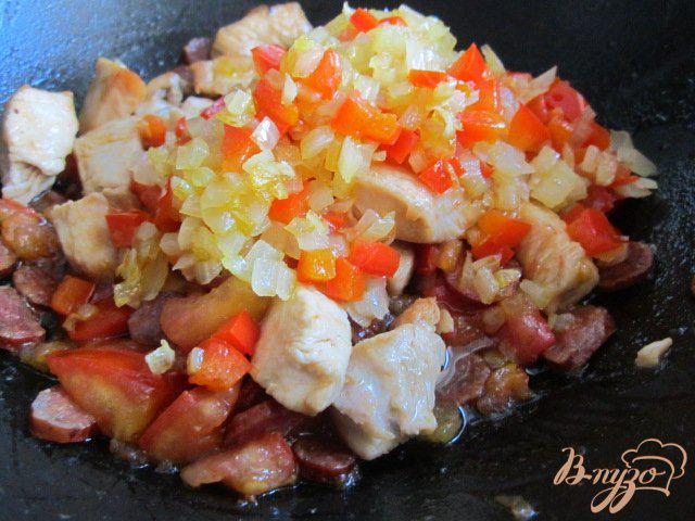 Фото приготовление рецепта: Рис с куриным мясом  и копчеными колбасками шаг №6