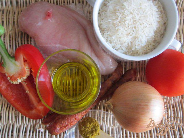 Фото приготовление рецепта: Рис с куриным мясом  и копчеными колбасками шаг №1