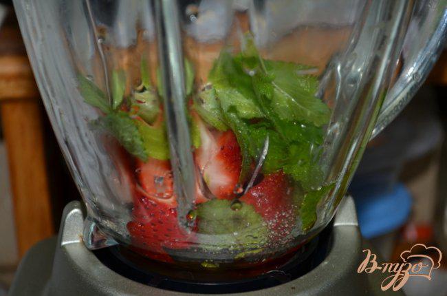 Фото приготовление рецепта: Клубничный салат со шпинатом и сыром Фета. шаг №1