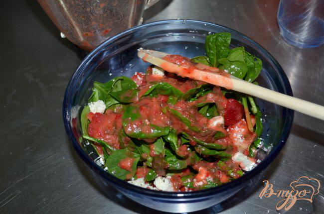 Фото приготовление рецепта: Клубничный салат со шпинатом и сыром Фета. шаг №3