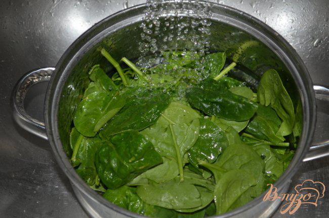 Фото приготовление рецепта: Клубничный салат со шпинатом и сыром Фета. шаг №2