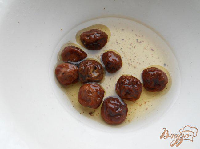 Фото приготовление рецепта: Рисовые шарики с вишней и клюквенным соусом шаг №3