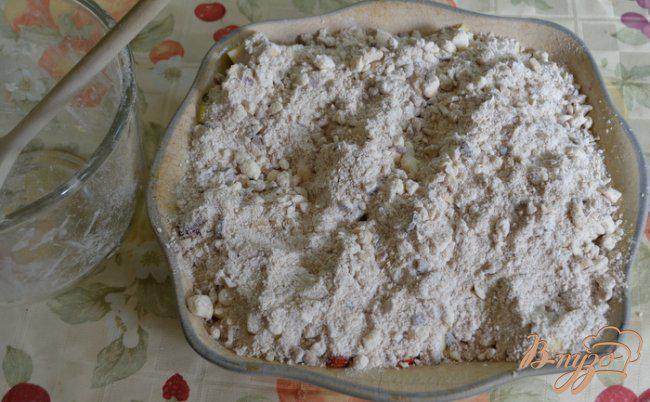 Фото приготовление рецепта: Хрустящий и ягодный десерт с орешками шаг №4