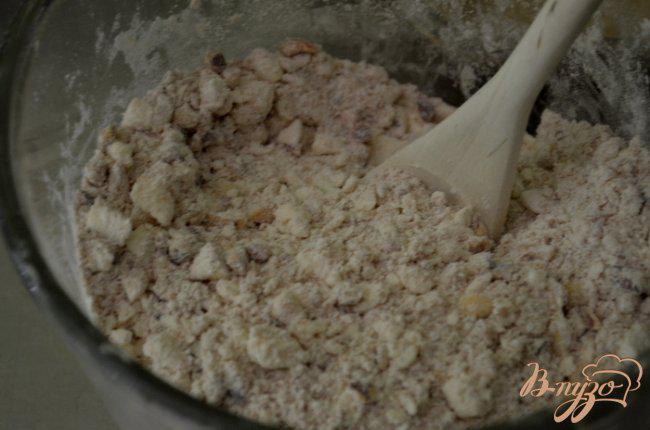 Фото приготовление рецепта: Хрустящий и ягодный десерт с орешками шаг №2