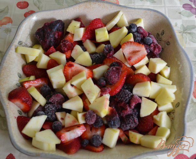 Фото приготовление рецепта: Хрустящий и ягодный десерт с орешками шаг №3