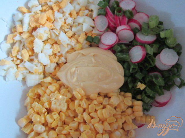 Фото приготовление рецепта: Кукурузный салат с яйцом и редисом шаг №5