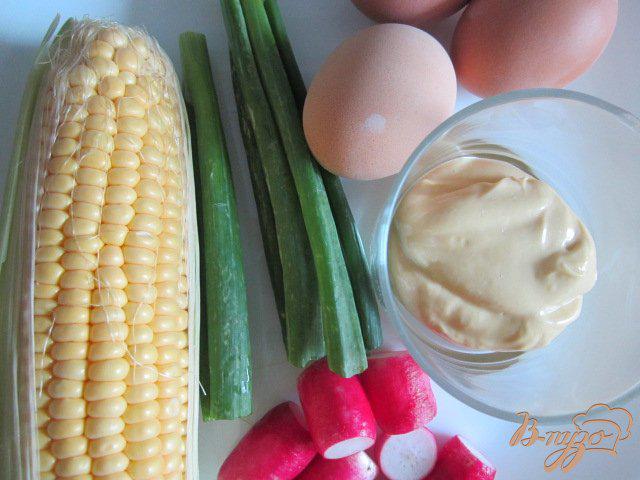 Фото приготовление рецепта: Кукурузный салат с яйцом и редисом шаг №1