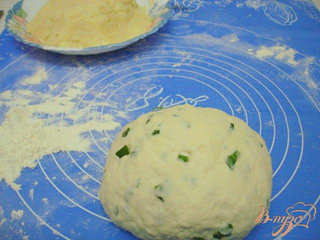 Фото приготовление рецепта: Вареники с картофелем - тесто на сметане с луком шаг №2