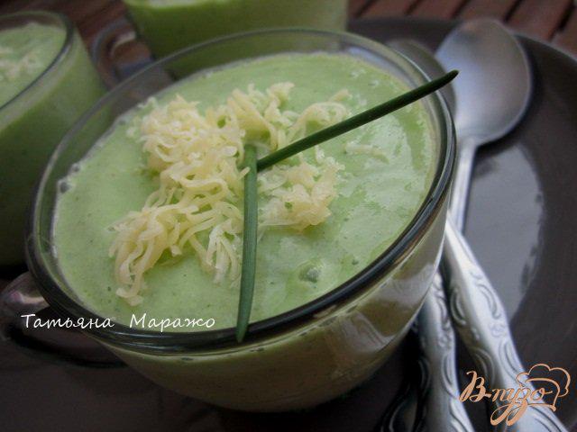 Фото приготовление рецепта: Холодный суп с огурцом и авокадо шаг №4