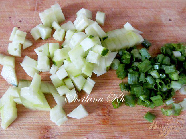 Фото приготовление рецепта: Салат в корзинках из теста юфка ( фило) шаг №3