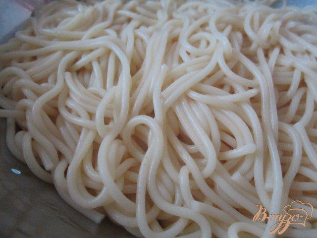 Фото приготовление рецепта: Спагетти с семгой,базиликом и лимоном шаг №3