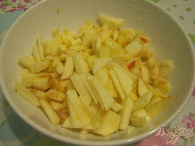 Фото приготовление рецепта: Медово-яблочный пирог шаг №3