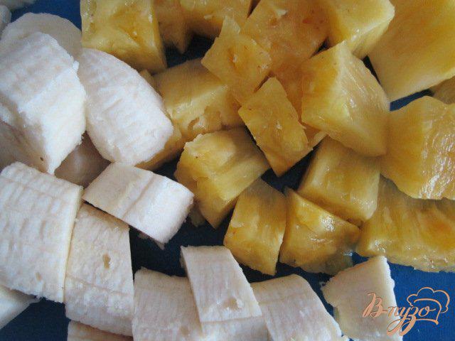 Фото приготовление рецепта: Ананасово-банановый смузи шаг №2
