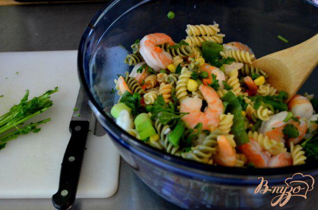Фото приготовление рецепта: Салат с пастой и креветками шаг №1