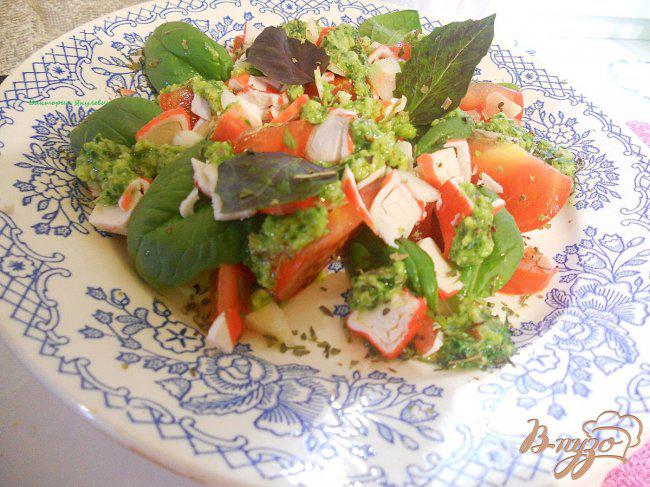 Фото приготовление рецепта: Салат с помидором, шпинатом и песто шаг №4