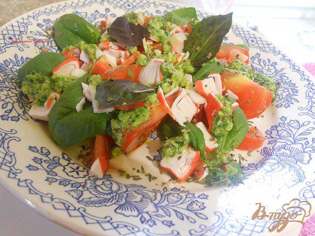 Фото приготовление рецепта: Салат с помидором, шпинатом и песто шаг №3