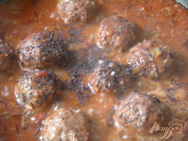 Фото приготовление рецепта: Фарфалле с фрикадельками в томатно-базиликовом соусе шаг №11