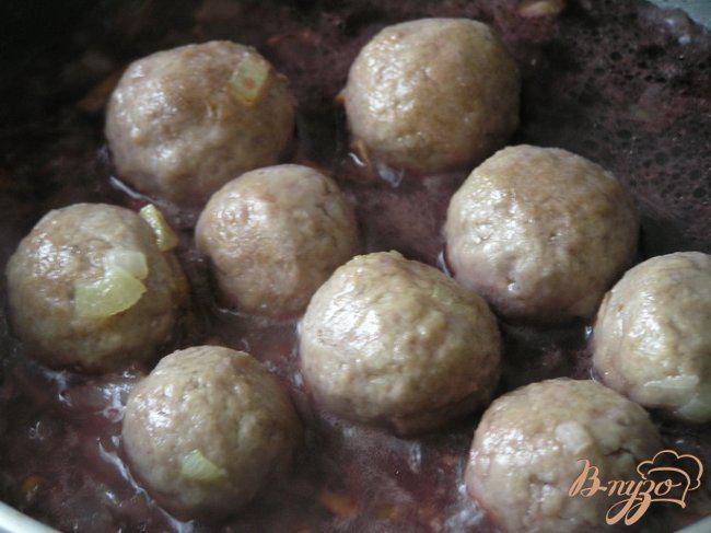 Фото приготовление рецепта: Фарфалле с фрикадельками в томатно-базиликовом соусе шаг №9