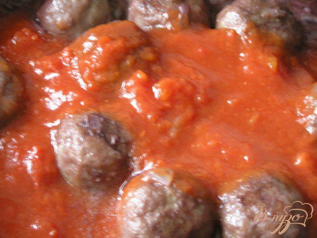 Фото приготовление рецепта: Фарфалле с фрикадельками в томатно-базиликовом соусе шаг №10