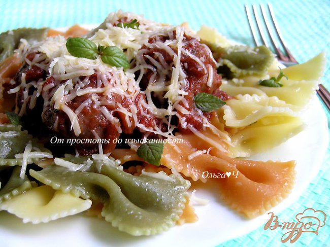 Фото приготовление рецепта: Фарфалле с фрикадельками в томатно-базиликовом соусе шаг №15