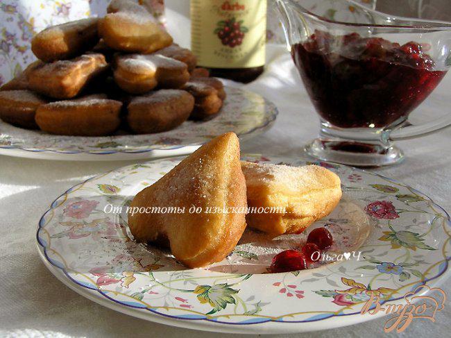 Фото приготовление рецепта: Пончики с брусникой шаг №8